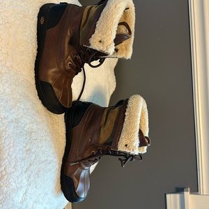 UGG Butte kids snow boot. Size 5 worn